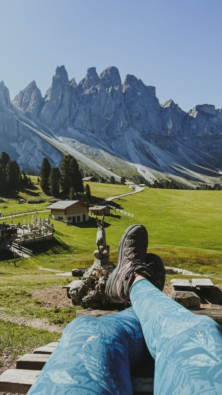 prado con montañas en dolomitas